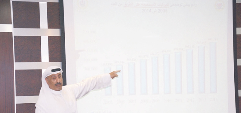  الشيخ ناصر آل خليفة مدير عام إدارة المرور خلال المؤتمر الصحفي
