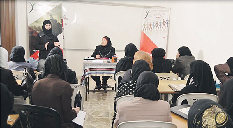 إحدى دورات تعليم الشعر والقصة في دولة عربية