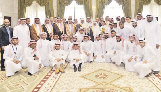 لقطة جماعية لأمير الرياض مع إدارة ولاعبي الهلال 