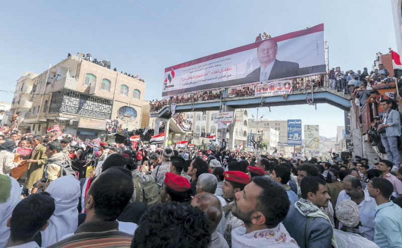 اليمنيون يحتفلون بالذكرى السادسة لثورة 11 فبراير في مدينة تعز (أ.ف.ب)