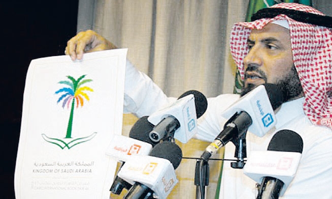  الوهيبي يعرض شعار الجناح السعودي في معرض الكتاب
