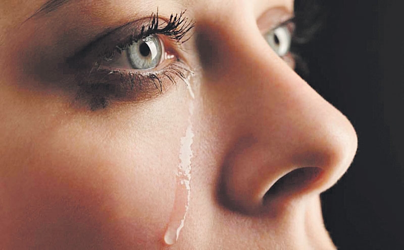  البكاء يحسن الحالة النفسية والبدنية 