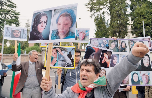  مظاهرات في روما مناصرة لضحايا حقوق الإنسان في إيران