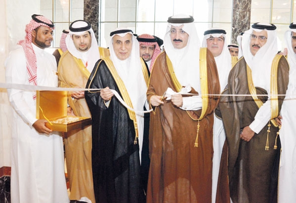 الأمير بدر بن جلوي يفتتح المعرض المصاحب للملتقى