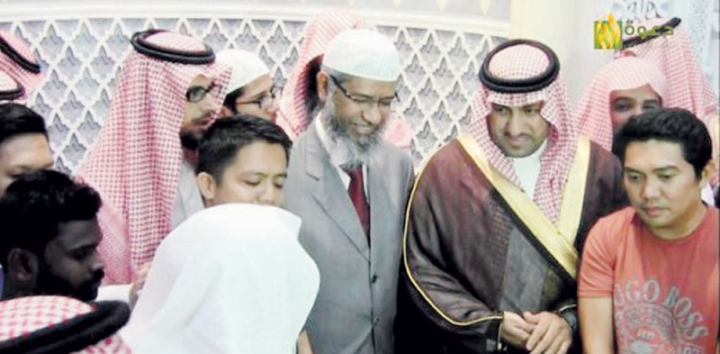 الأمير تركي بن عبدالله يلقن أحد مهتدي المكتب الشهادتين
