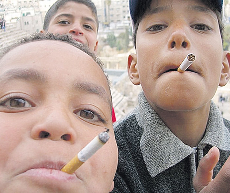 صورة تعبيرية لأحد الأطفال المدخنين