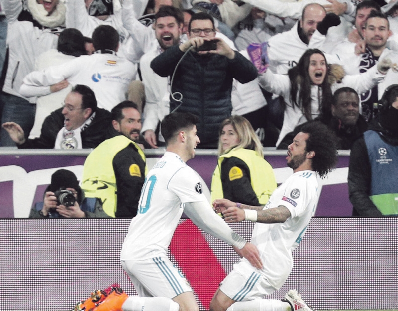 فرحة لاعبي ريال مدريد بعد الفوز على سان جرمان (ا ف ب)