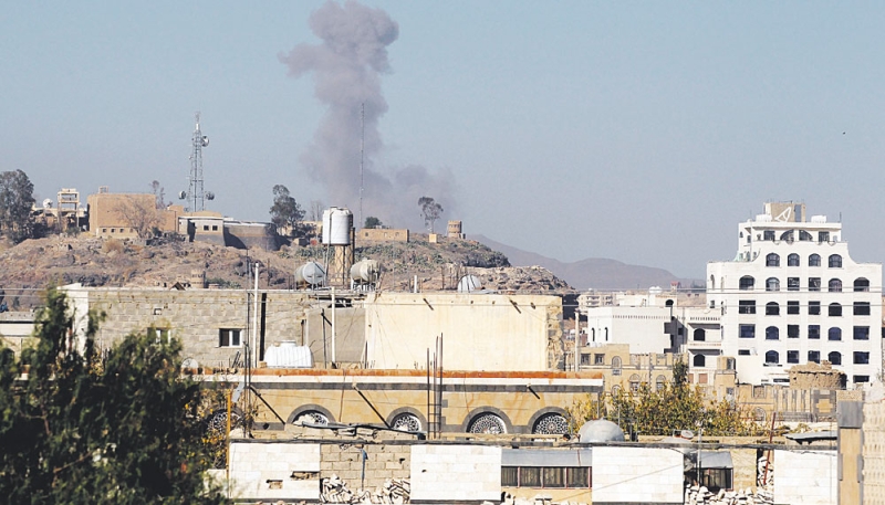 الدخان يتصاعد من قواعد المتمردين في صنعاء