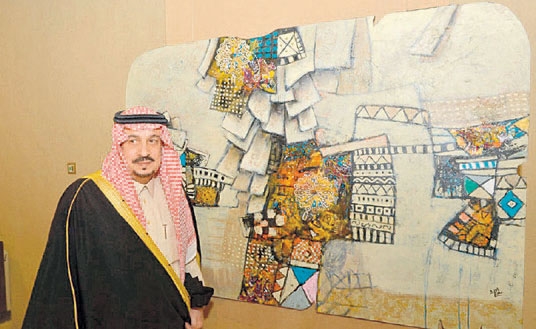 الأمير فيصل بن بندر بجوار أحد الأعمال