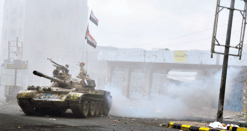 دبابات الجيش الوطني في تعز تواجه عدوان الحوثيين