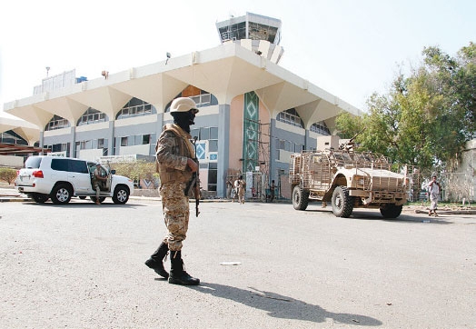 قوات الأمن بمطار عدن لحظة وصول الحكومة 
