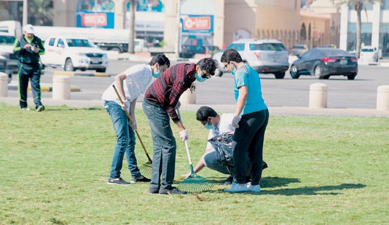 طلاب في مبادرة تحقيق المسؤولية الاجتماعية ينظفون أحد الشواطئ