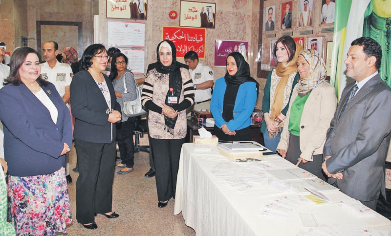 وزيرة الصحة البحرينية خلال فعاليات الحملة التعريفية بالإستراتيجية الجديدة للوزارة