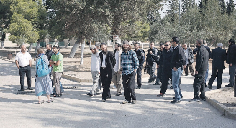 متطرفون يهود يقتحمون الحرم القدسي بحماية الشرطة الإسرائيلية