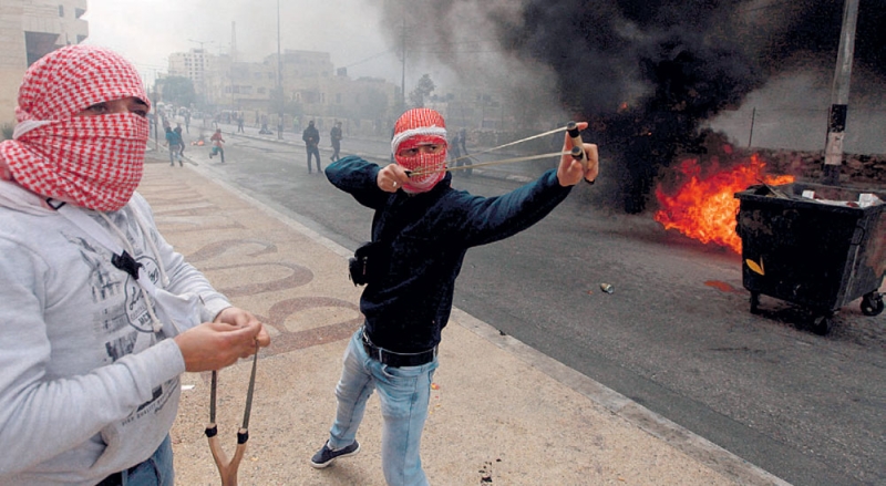 شبان فلسطينيون يهاجمون جنود الاحتلال في منطقة بيت لحم