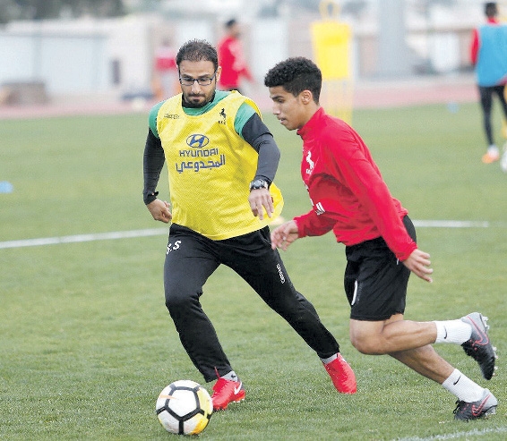 سعد الشهري يزاحم حامد الغامدي للحصول على الكرة (نادي الاتفاق)