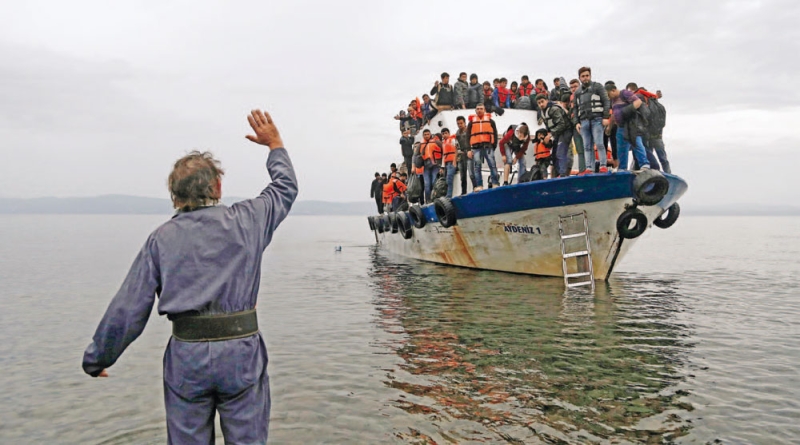 قارب يقل لاجئين أثناء وصوله لإحدى جزر اليونان