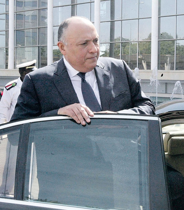 وزير الخارجية المصري مغادراً اجتماع اللجنة الفنية لسد النهضة