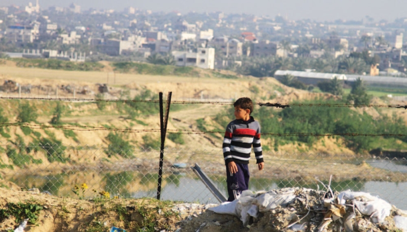 طفل فلسطيني فوق كومة من النفايات جنوب قطاع غزة
