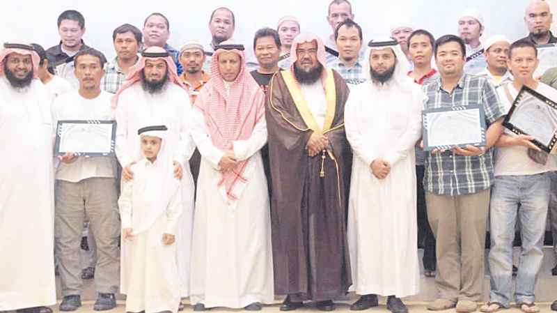 صورة جماعية للشيخ اليوسف مع المسلمين الذين أعلنوا اسلامهم