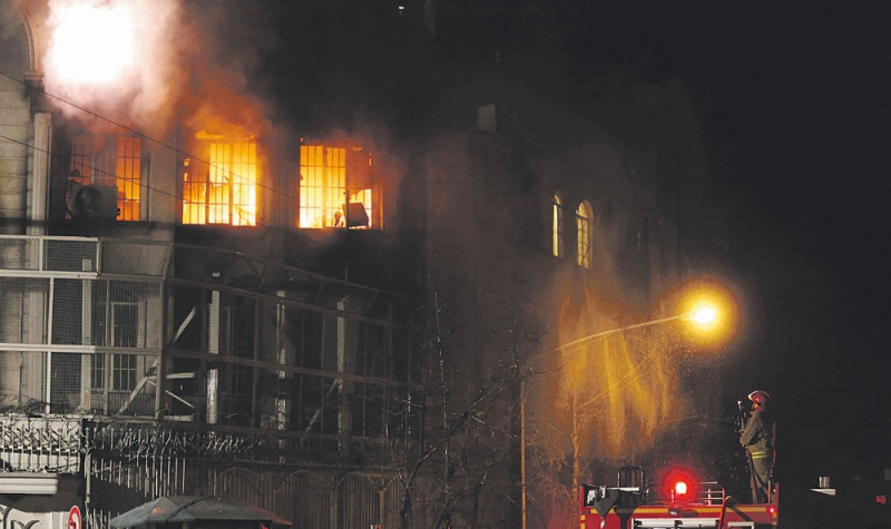 النيران تشتعل بمبنى سفارة المملكة بطهران بفعل الهجوم الهمجي 