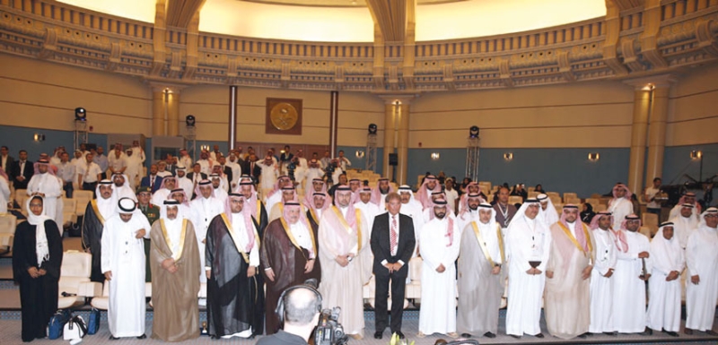 صورة جماعية للحضور يتوسطهم الأمير عبدالله بن مساعد

