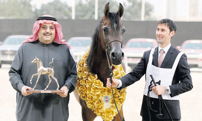 الأمير عبدالعزيز بن أحمد مع بايسولا بعد التتويج ببطولة المهرات الكبار