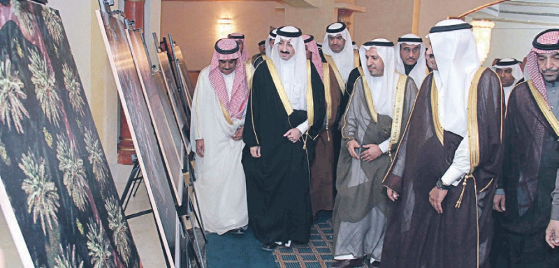 الأمير بدر يتجول في المعرض المصاحب
