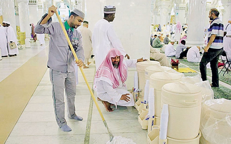نشر فرق النظافة بكافة أرجاء المسجد الحرام