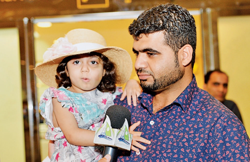  الطفلة مع والدها في مطار الدمام أمس
