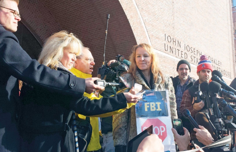  ايلين تيير تتحدث إلى الصحافة وتدافع عن المتهم أمام مبنى المحكمة الفدرالية في بوسطن 