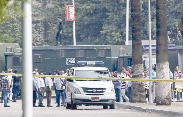  الشرطة المصرية تتفقد موقع تفجير خارج جامعة القاهرة 
