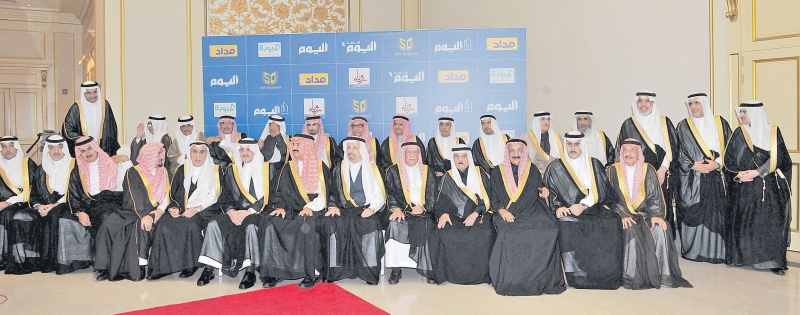  الأمير سعود بن نايف في صورة جماعية مع أعضاء الجمعية العمومية لدار اليوم للإعلام 