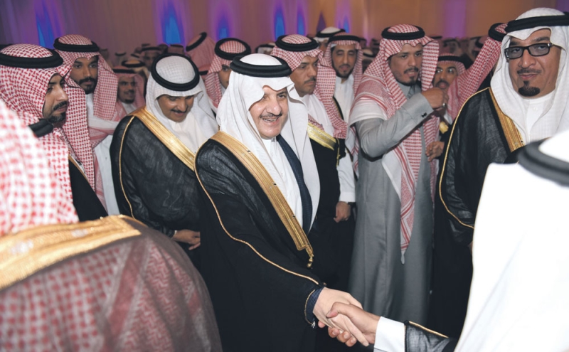 الأمير سعود بن نايف يصافح عددا من حضور الحفل (تصوير: أمجد أفضل، عمر الشمري)