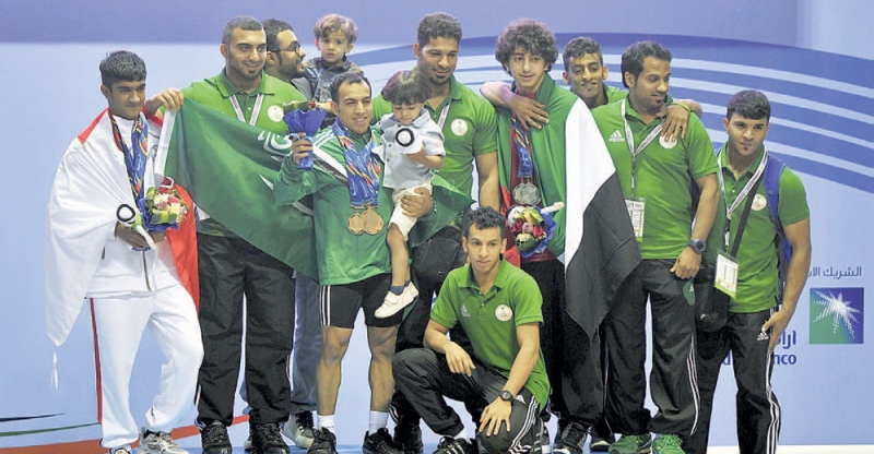لاعبو المنتخب السعودي لرفع الأثقال في لقطة مع المتوج بالذهب آل سليم