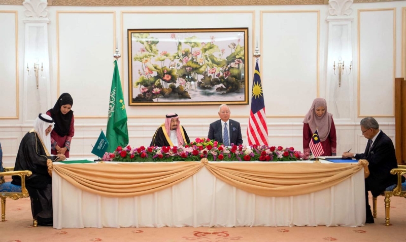 خادم الحرمين الشريفين يعقد جلسة مباحثات مع رئيس وزراء ماليزيا
