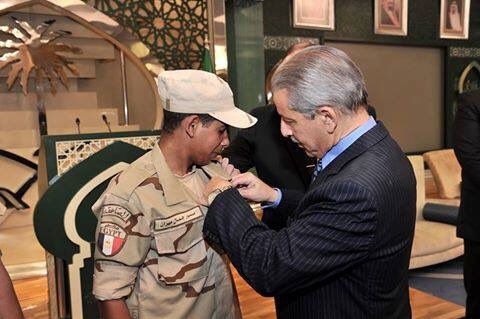 السفير أحمد قطان يقلد جندياً مصرياً نوطي الشرف والتمرين