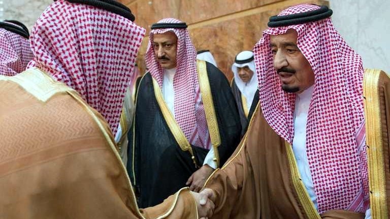 خادم الحرمين الشريفين يستقبل المعزين في وفاة الأمير تركي بن عبدالعزيز آل سعود - رحمه الله 
