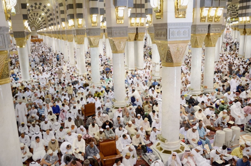 أكثر من نصف مليون مصلٍ يودعون الجمعة الأخيرة من رمضان بالمسجد النبوي
