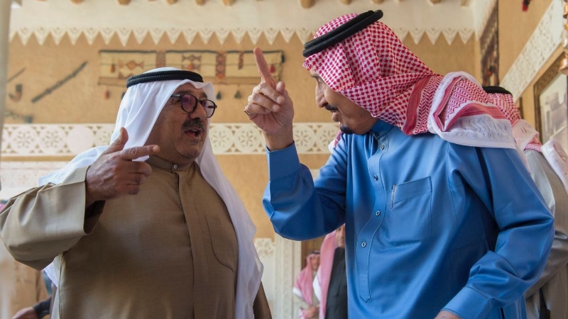 خادم الحرمين الشريفين يستعرض العلاقات الأخوية الوثيقة مع وزير الدفاع الكويتى
