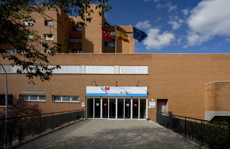 مدخل المستشفى الذي تعمل فيه الممرضة المصابة بالإيبولا في إسبانيا (أ ف ب) 