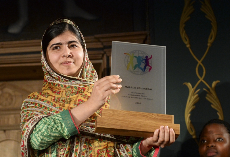 ملالا تحمل جائزة أطفال العالم (أ ف ب) 