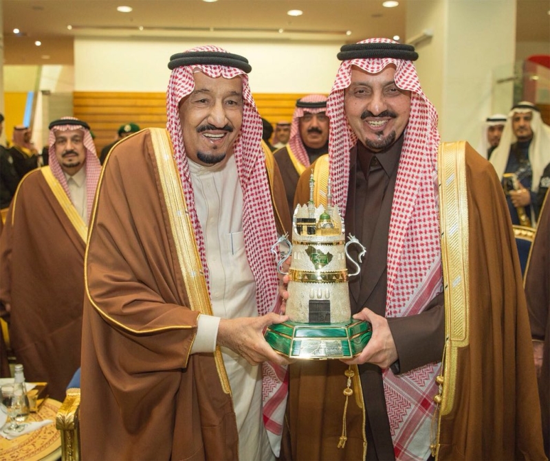 خادم الحرمين الشريفين يتوج الأمير فيصل بن خالد بـ«كأس المؤسس»

