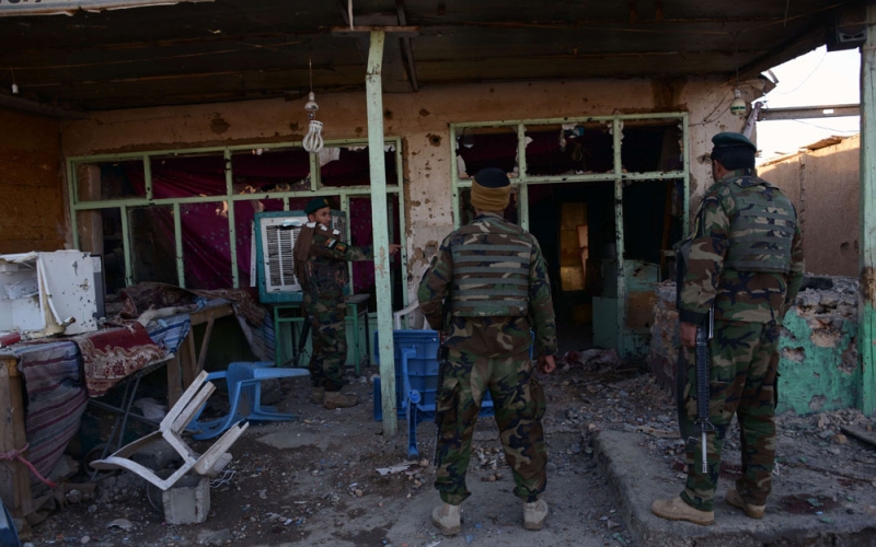 الجيش الأفغاني في أحد مباني مطار كابل أمس الأربعاء (أ ف ب) 
