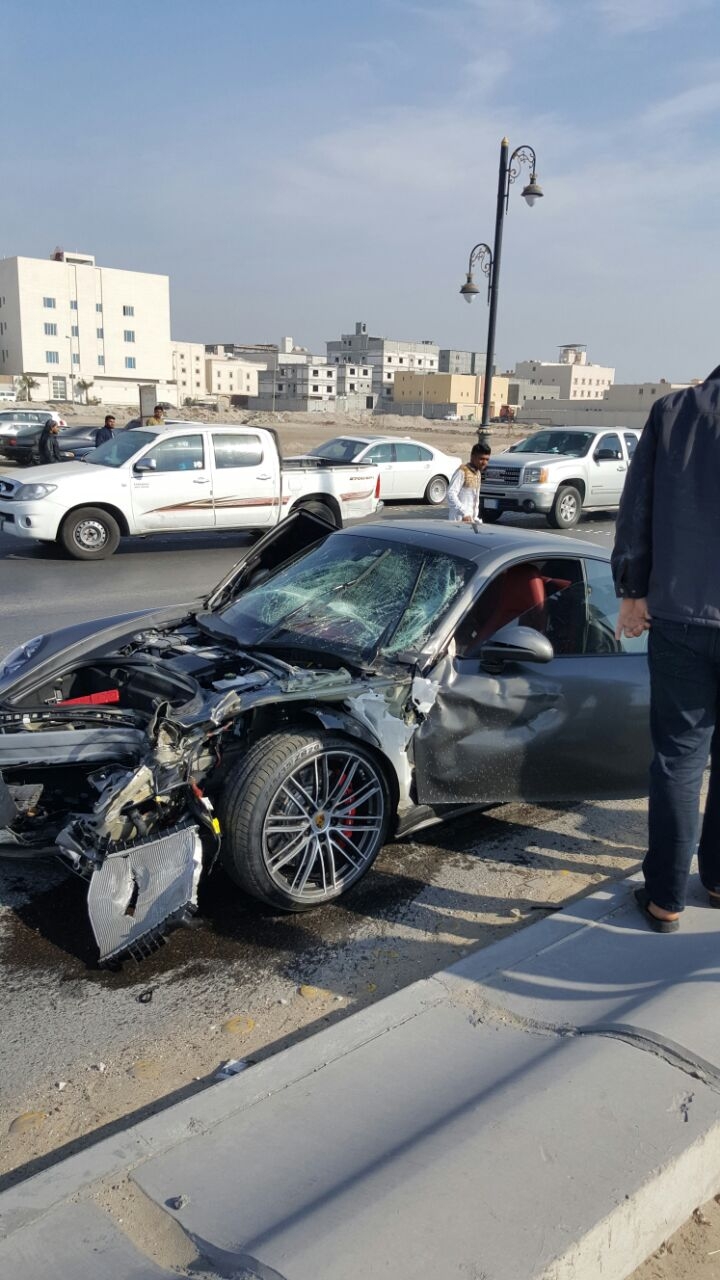 القطيف: إصابة شخص في حادث تصادم بطريق الهدلة

