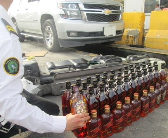 إحباط تهريب أكثر من 900 زجاجة خمر وبيره بالكحول بجسر الملك فهد