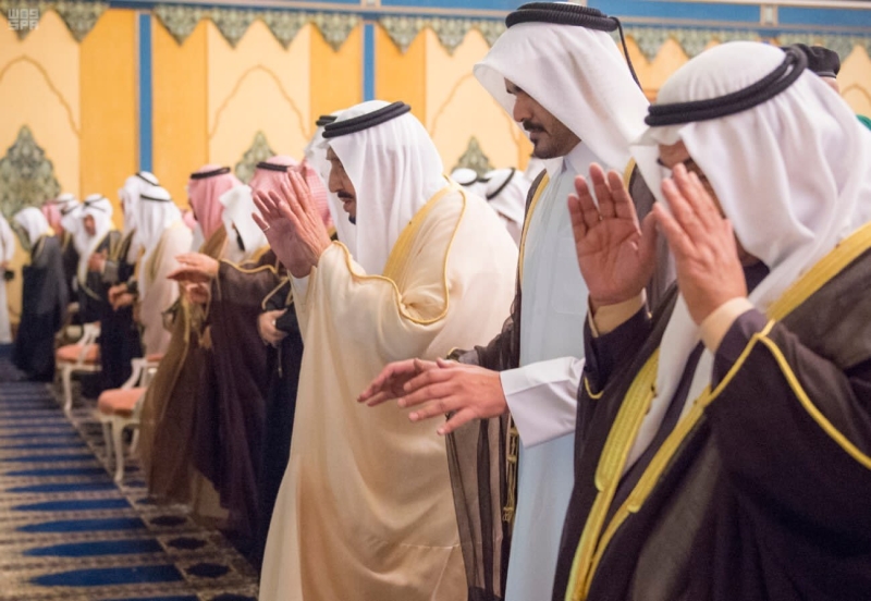 خادم الحرمين الشريفين يؤدي صلاة الميت على الأمير مشعل بن عبدالعزيز آل سعود - رحمه الله -