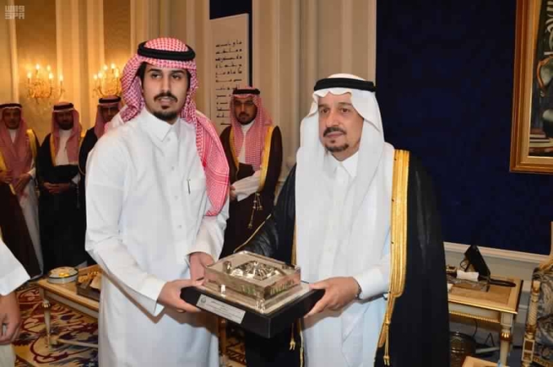 أمير الرياض يُكرم مواطنًا أنقذّ محطة وقود من الحريق 