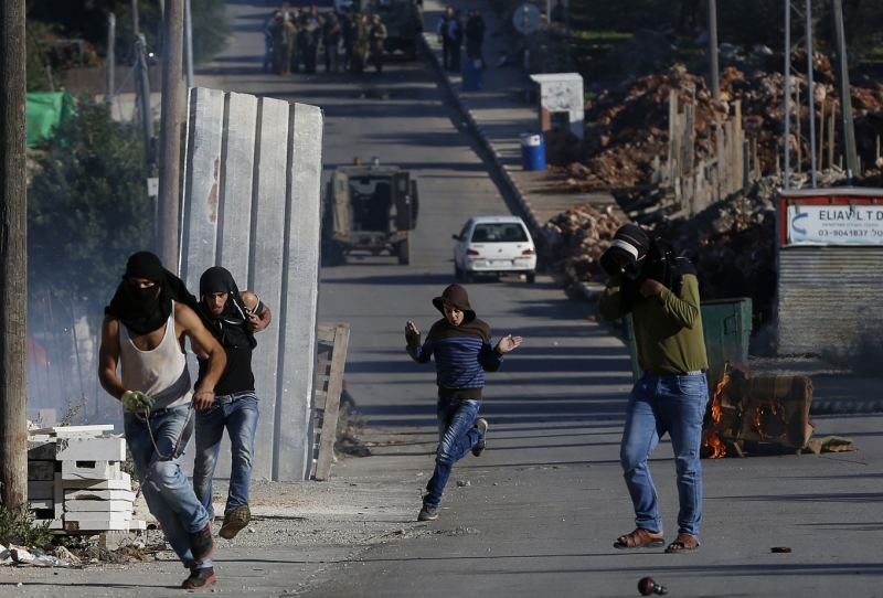 فلسطينيون يرشقون قوات الاحتلال بالحجارة في الضفة الغربية. أ ف ب 
