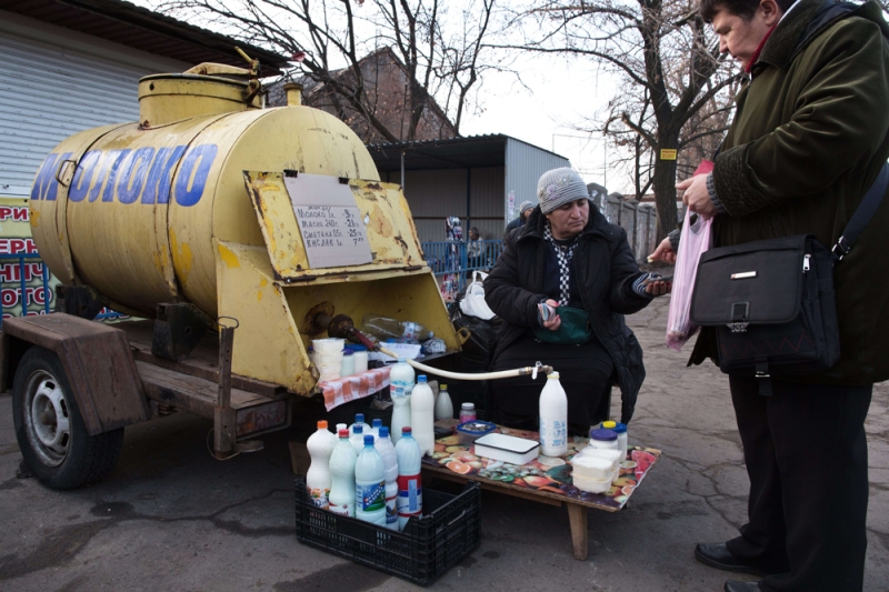 سيدة أوكرانية تبيع الحليب في دونيستك (أ ف ب) 
